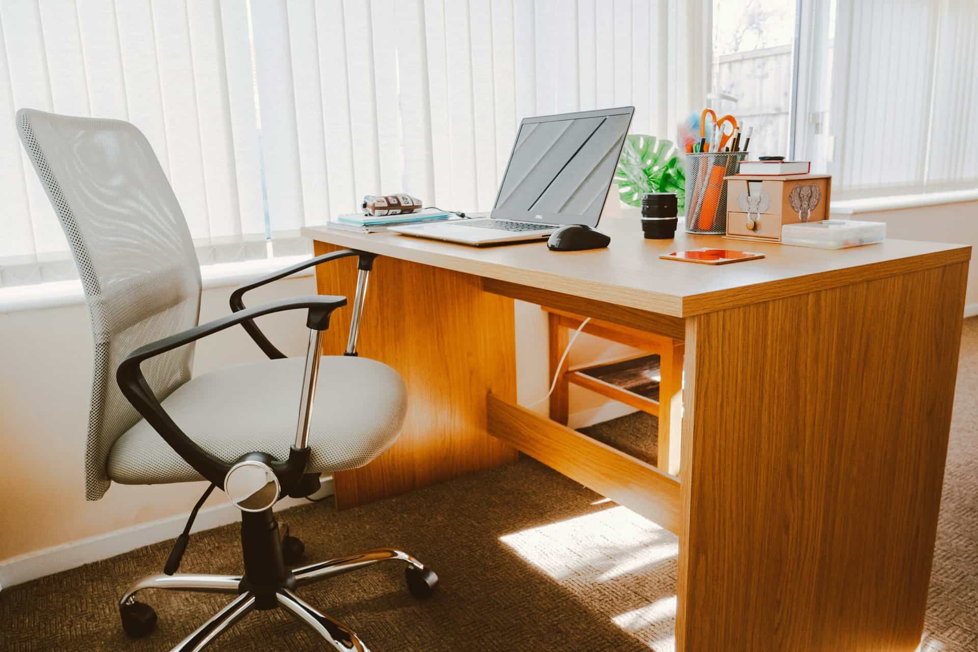 Modernes Büro mit Schreibtisch und Stuhl